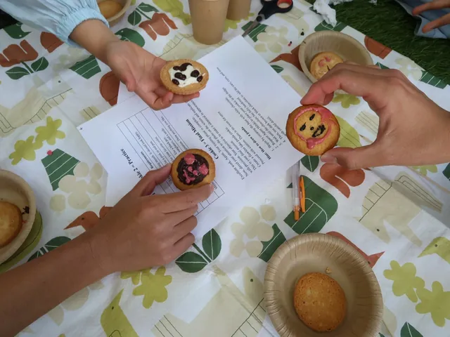 国際交流イベント｜英語のミッションシートを見ながらチョコペンでクッキーに絵を描く練習