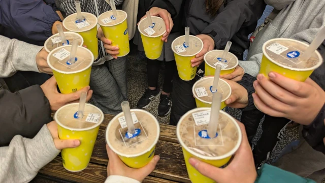 八王子市の海外研修に参加した中学生たちのタピオカドリンク(生徒本人の提供)