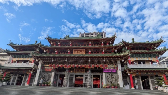 八王子市の海外研修で中学生が訪れた台湾・高雄市にある三鳳宮(生徒本人の提供)