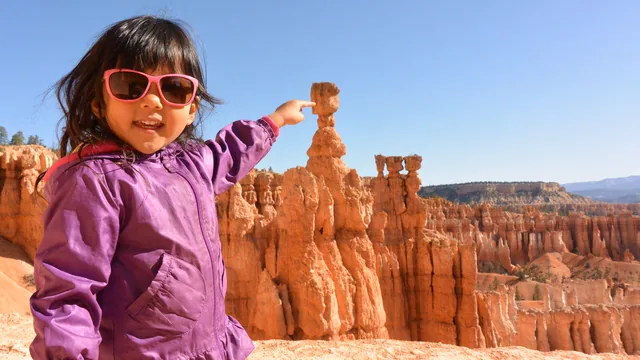 アメリカ在住時、岩の塔を指さす幼少期の生徒さん