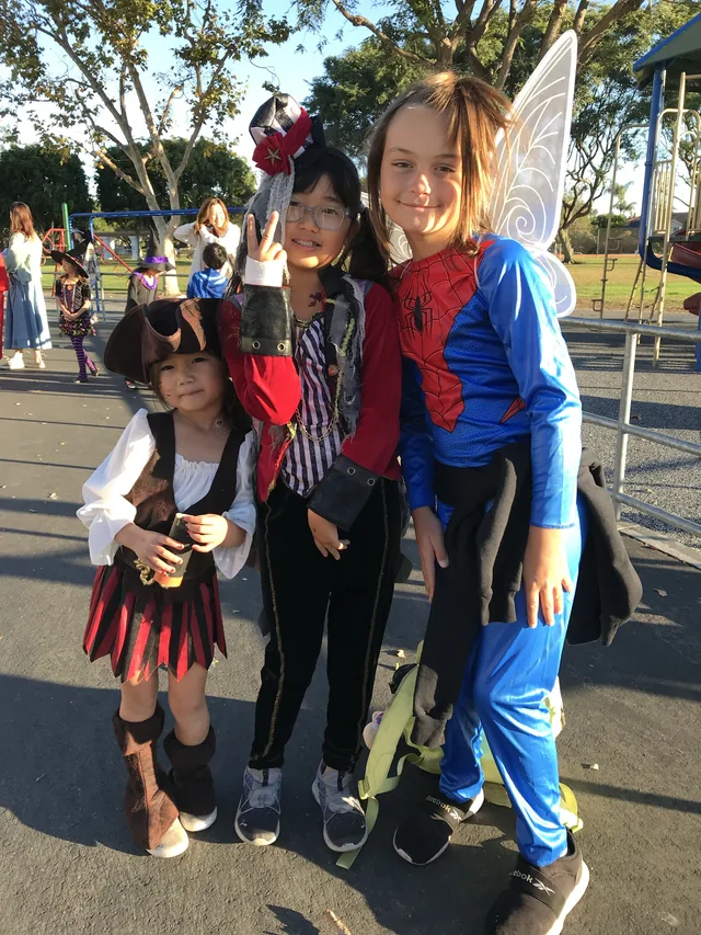 アメリカ現地校時代にハロウィンイベントで現地の友達と仮装して楽しむ帰国子女の生徒