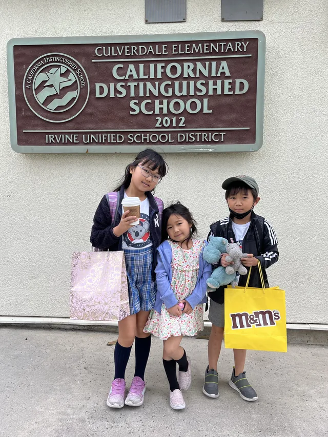 小3から3年間通ったアメリカ・カリフォルニア州の現地小学校の前で撮影した帰国子女の生徒